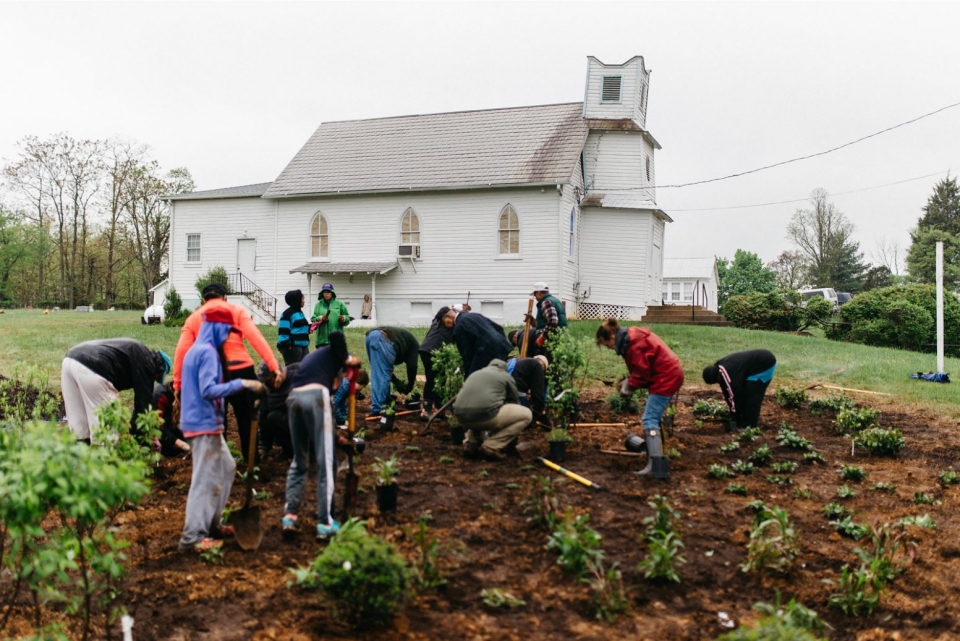 Volunteers working on the first day of the Pleasant View project. (Photo by Caitlin Moulton)